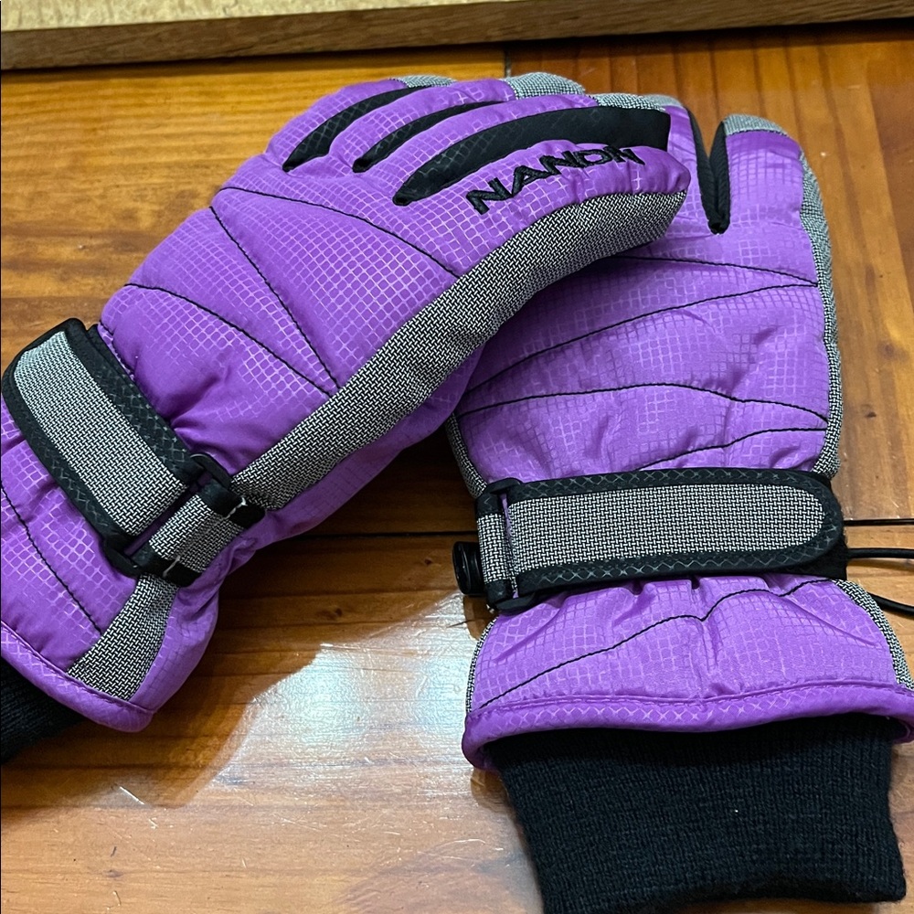 NANDN kids  Insulated Gloves
Size 10-12 xl women’s small